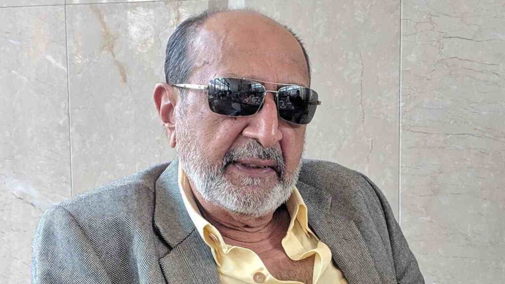 Tinnu Anand as Gaikwad alias Baba